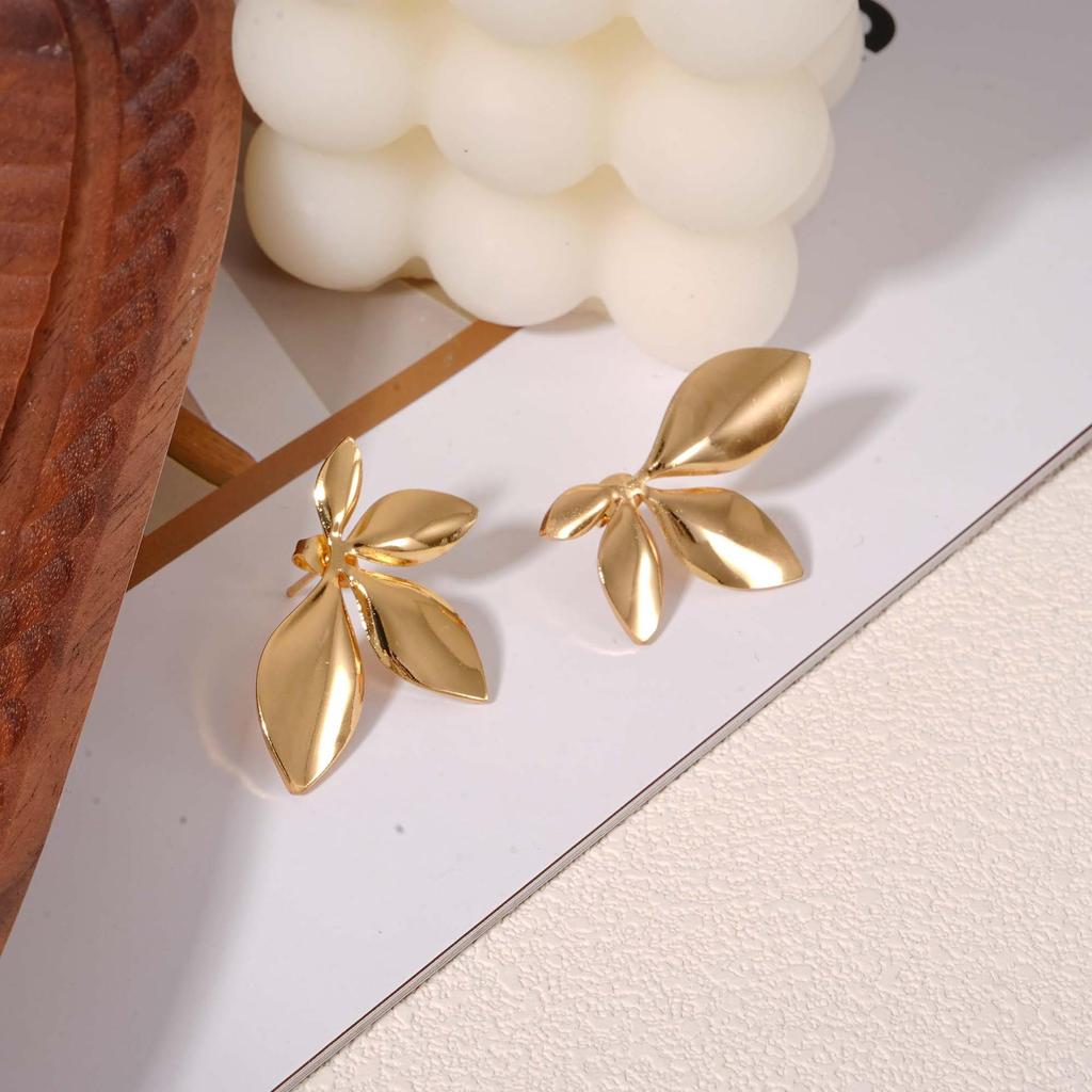 High-End Retro Leaf Stud Earrings: Exquisite, Versatile Metal Ear Ornaments for Women