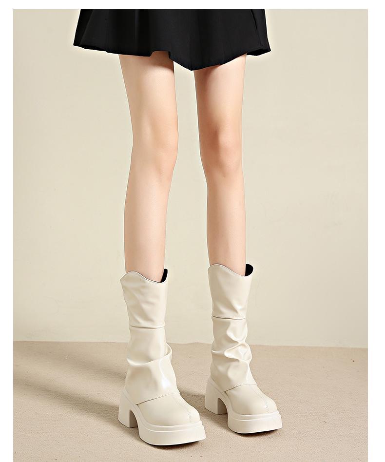 Cremefarbene Stiefel mit klobigem Absatz und Plissee - Britische Mode für Damenstiefel mit hohem Absatz, Herbst/Winter 2025