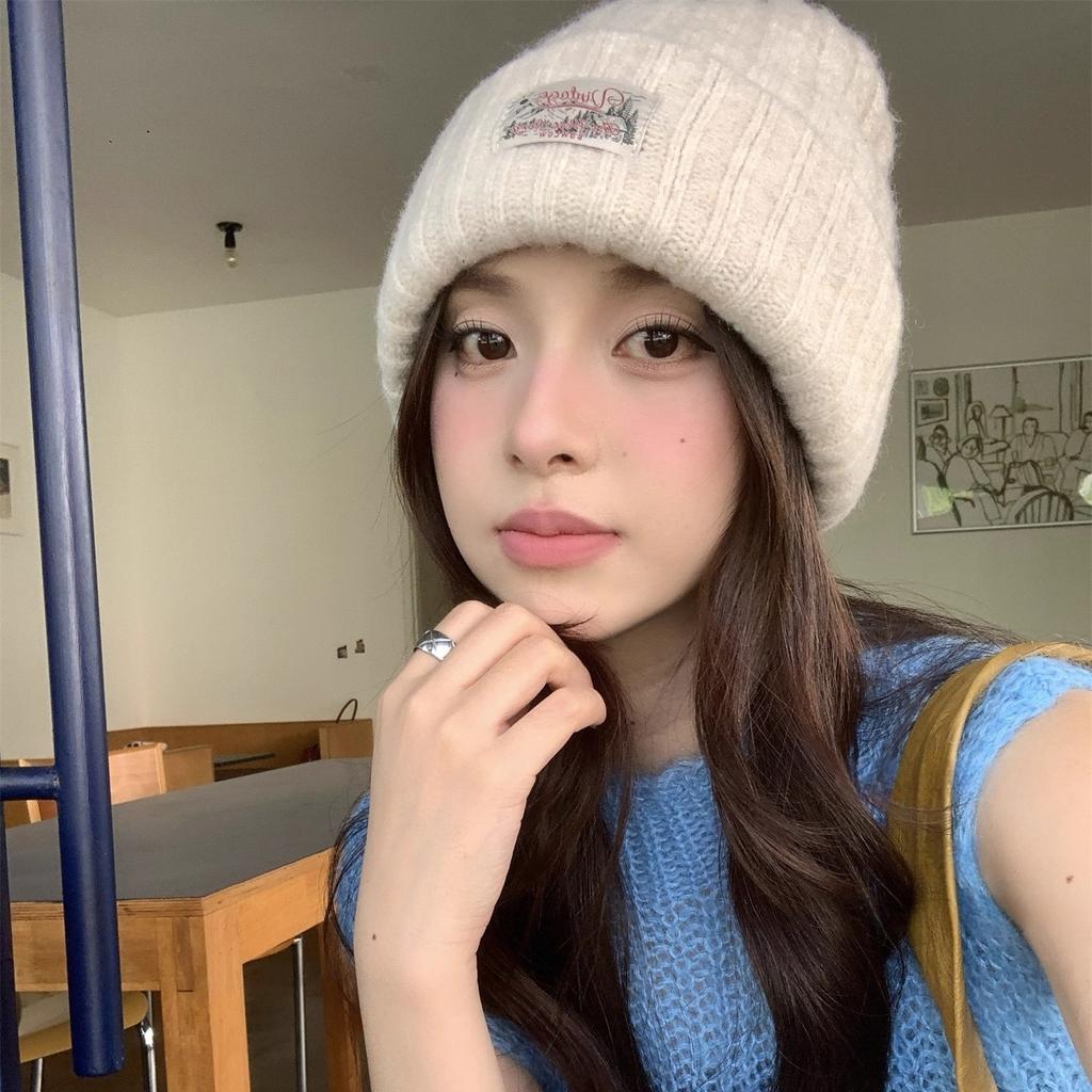 Verdickte Wollstrickmütze für Wärme und Kälteschutz im Herbst und Winter. Große Kopfmütze, um das Gesicht zu betonen. Kleine Ohrenschützer.