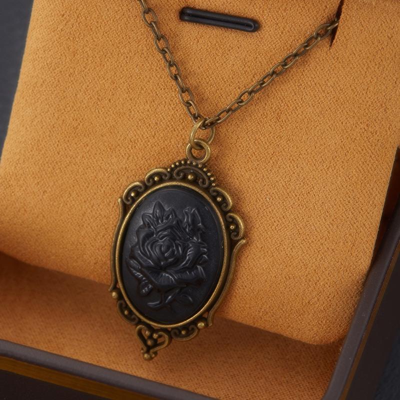 Retro and Trendy Oval Pendant Necklace with Rose Petals, Suitable for Women's Ethnic Style Holiday Accessories and