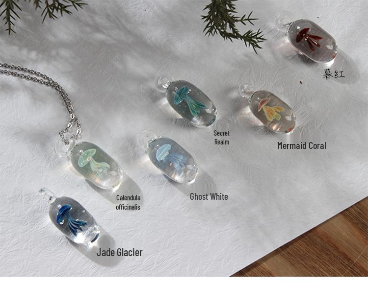 Náhrdelník s medúzou z lapisu lazuli: Dámský ručně vyrobený přívěsek z ryzího stříbra 925 se skleněným křišťálem - Lehký luxusní dárek k narozeninám