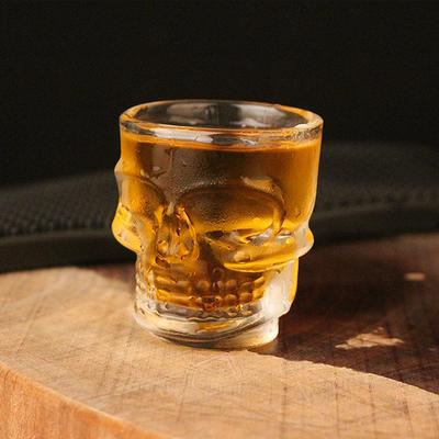 Halloween domácnost lebka hlava skleněný šálek průhledný šálek kávy džus pití bar klub whisky víno pivo šálek