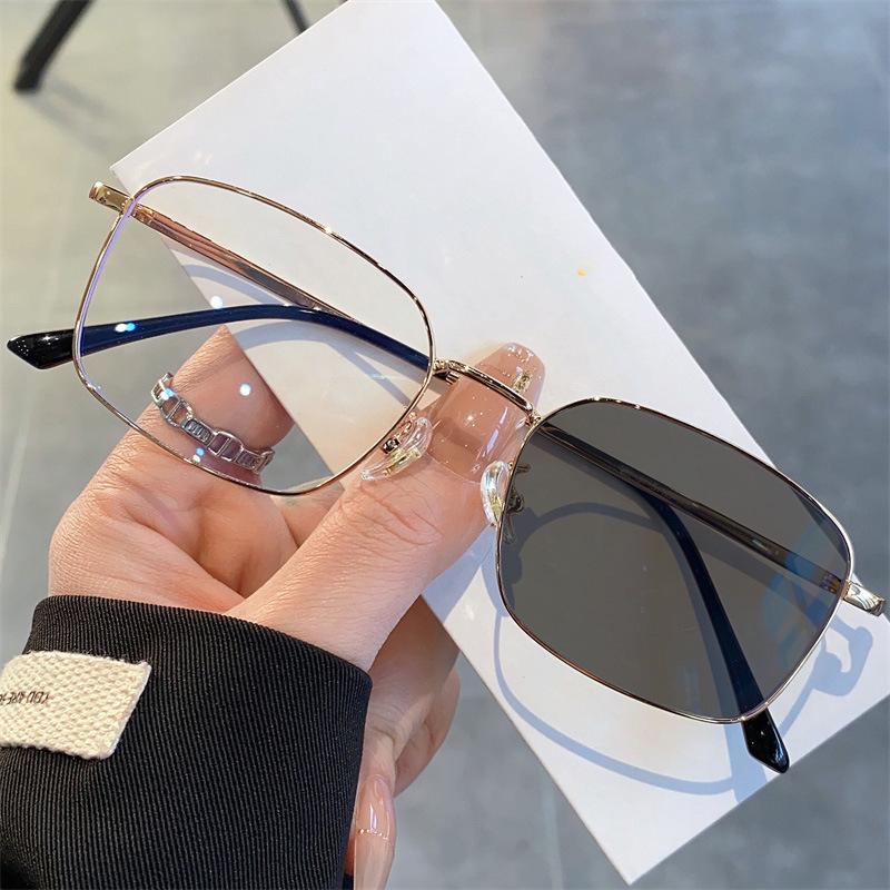 Color Changing Anti Blue Light Glasses Photochromic Glasses Retro Metal Frame Glasses Computer Eyeglasses Chameleon Sunglasses