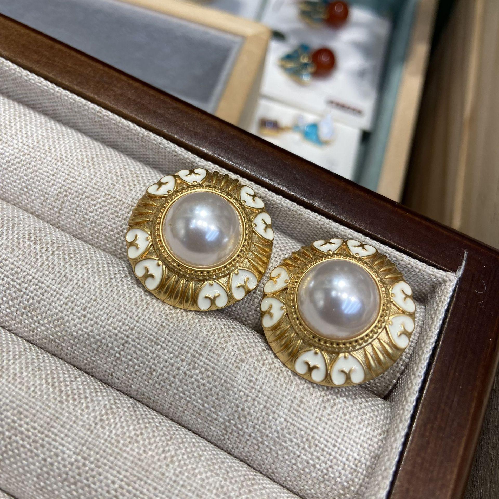 

2025 Новые серьги-гвоздики с круглым жемчугом в стиле барокко, белые капельные масляные серьги-гвоздики, винтажные серьги-гвоздики для женщин