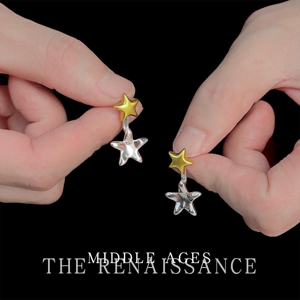 Звезда имеет те же контрастные серьги-пусеты в виде пятиконечной звезды, литературные и персонализированные серьги и серьгу, которую можно носить двумя способами.