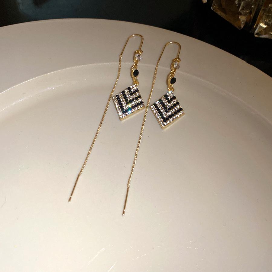 

Black and white long diamond-encrusted rhombus earrings fashionable retro style temperament earrings light luxury high-end earrings