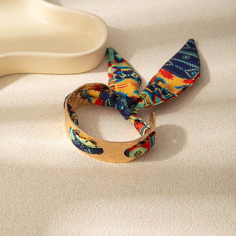 Módní Retro Barva Hedvábný Šátek Náramek Personalizovaný Kladivový Vzor Zlatý Otevřený Náramek Dámský Designový Smysl Exotické Šperky