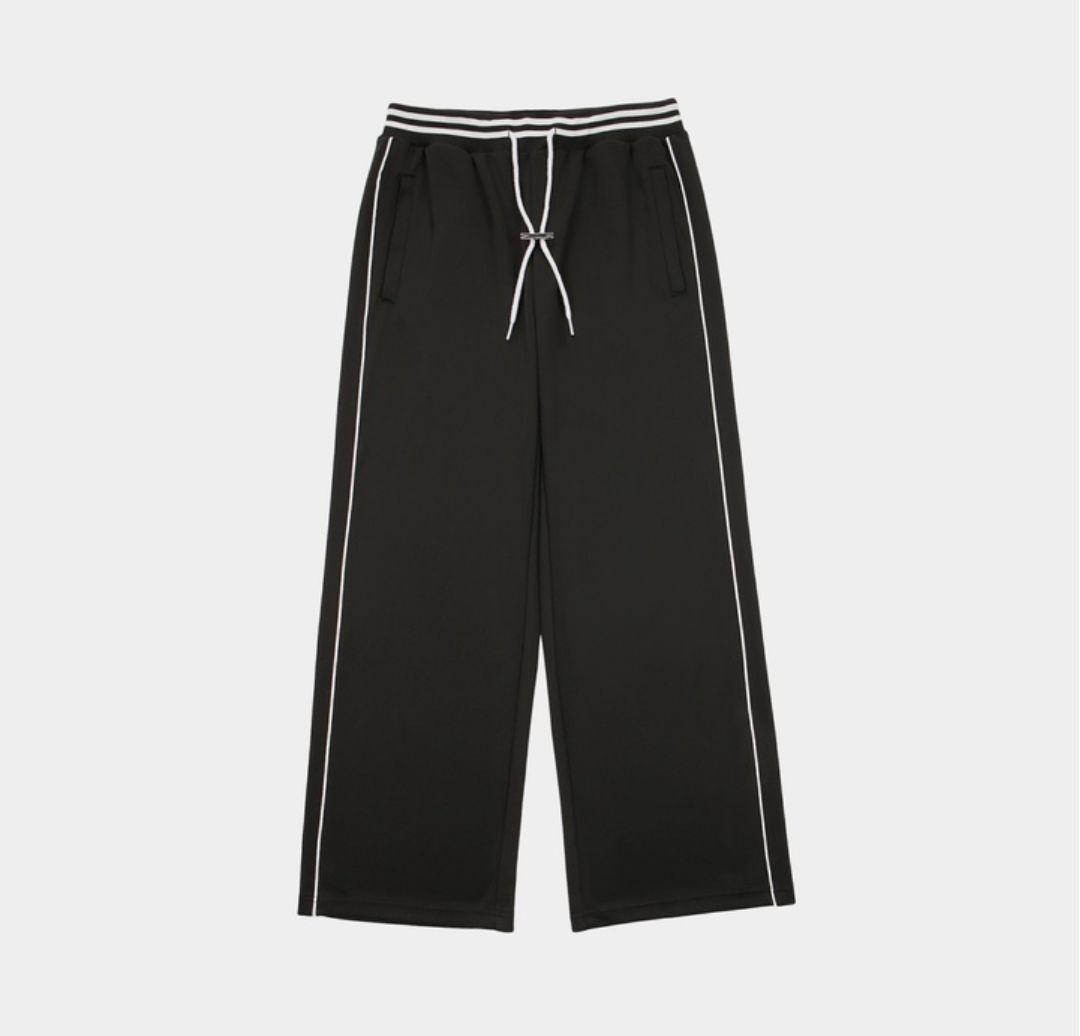 

[Б/У] СПОРТИВНЫЕ ШТАНЫ LE SSERAFIM (черный) L размер