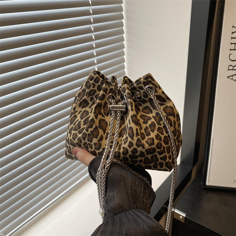 

Internet celebrity leopard print small bag women 2025 popular new niche design chain shoulder messenger bag mini bucket bag хакі