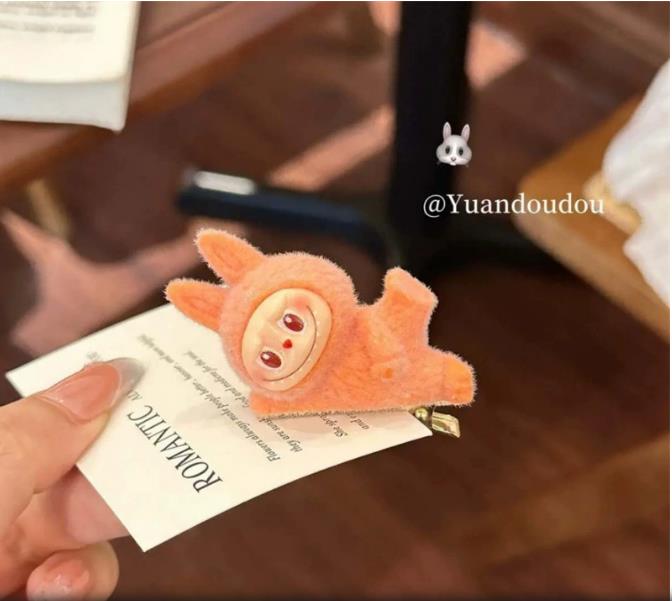 

Кукла Лабу в лежачей позе, заколка для волос, милая заколка для волос в форме сердца для девочек, волнистая заколка для волос с боковой челкой для женщин с прической пучок на затылке, универсальная повязка на голову, заколка для волос