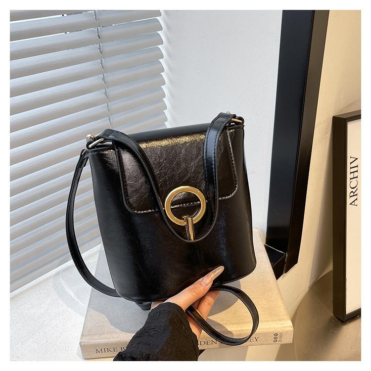 

Crossbody bag women s niche high-end commuter bag women s 2025 summer new versatile PU shoulder portable bucket bag чёрный