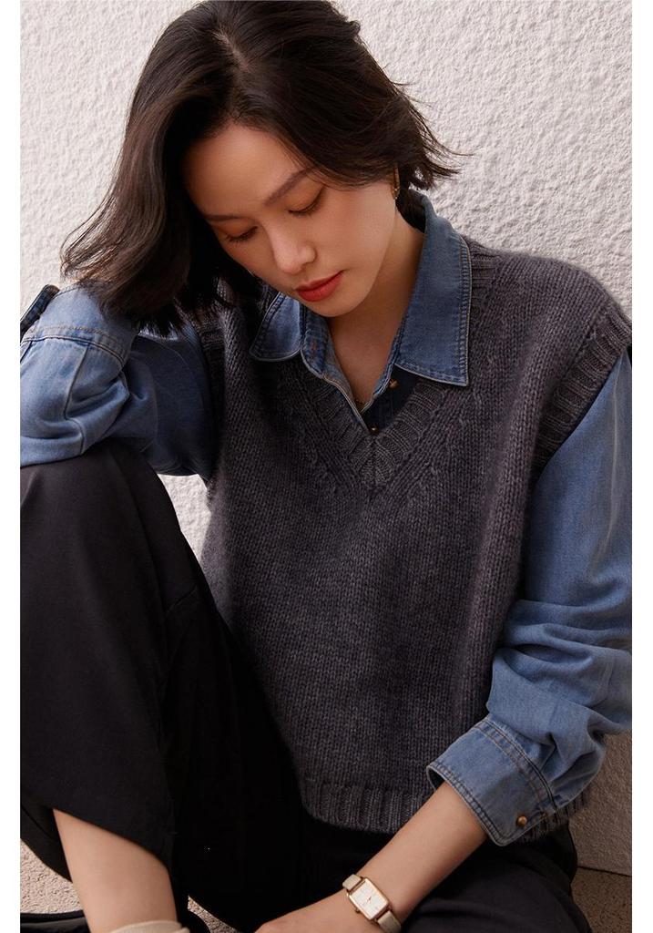 Women's Vintage V-neck Cashmere Sweater Vest: Short Loose Knit for Autumn & Winter Fashion