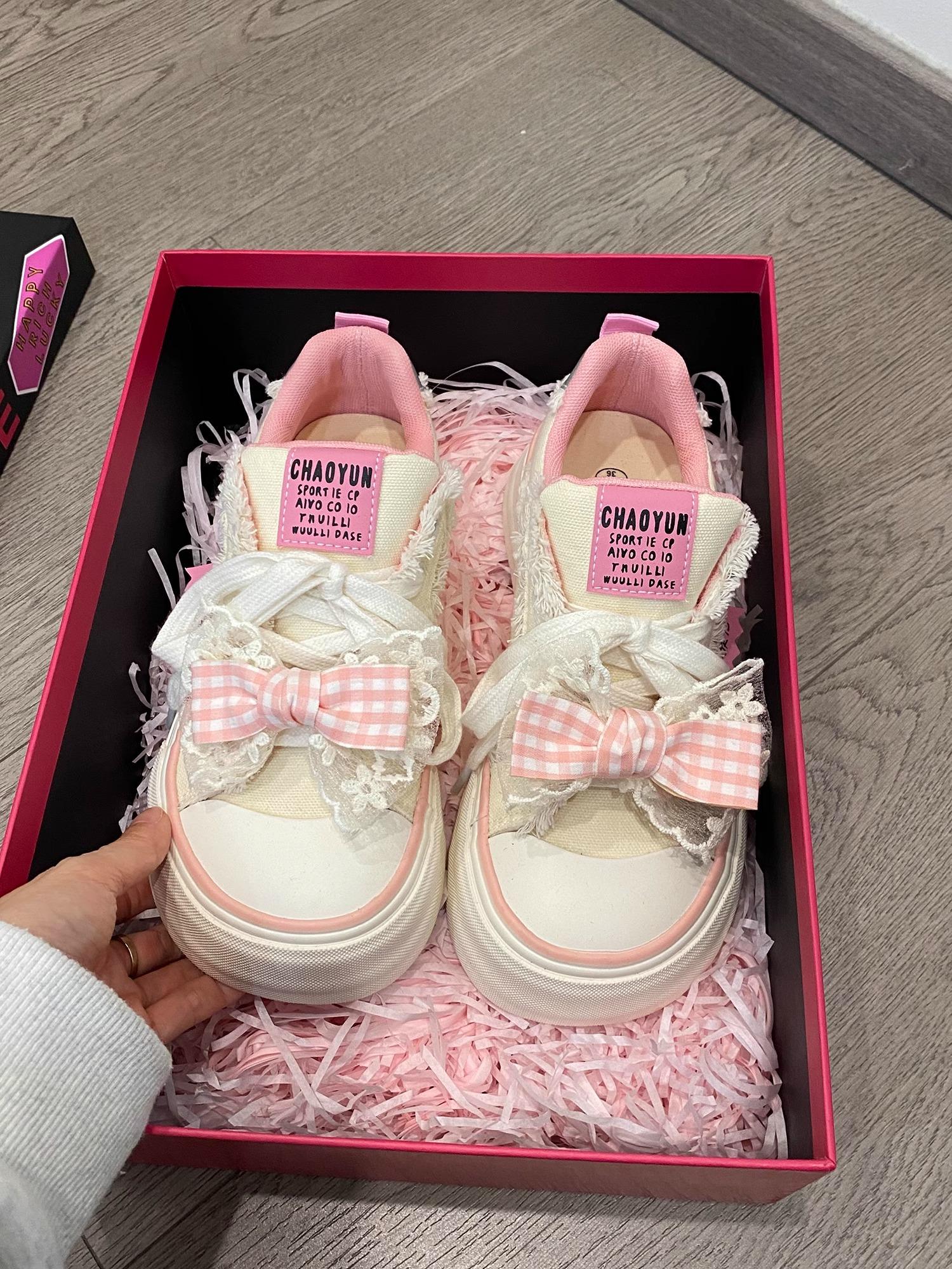 

Мода 2024 года. Новые парусиновые туфли. Женские кроссовки на толстой подошве. Новые повседневные туфли с бантами и шнуровкой. Женские белые туфли для скейтбординга на шнуровке. 40 розовый