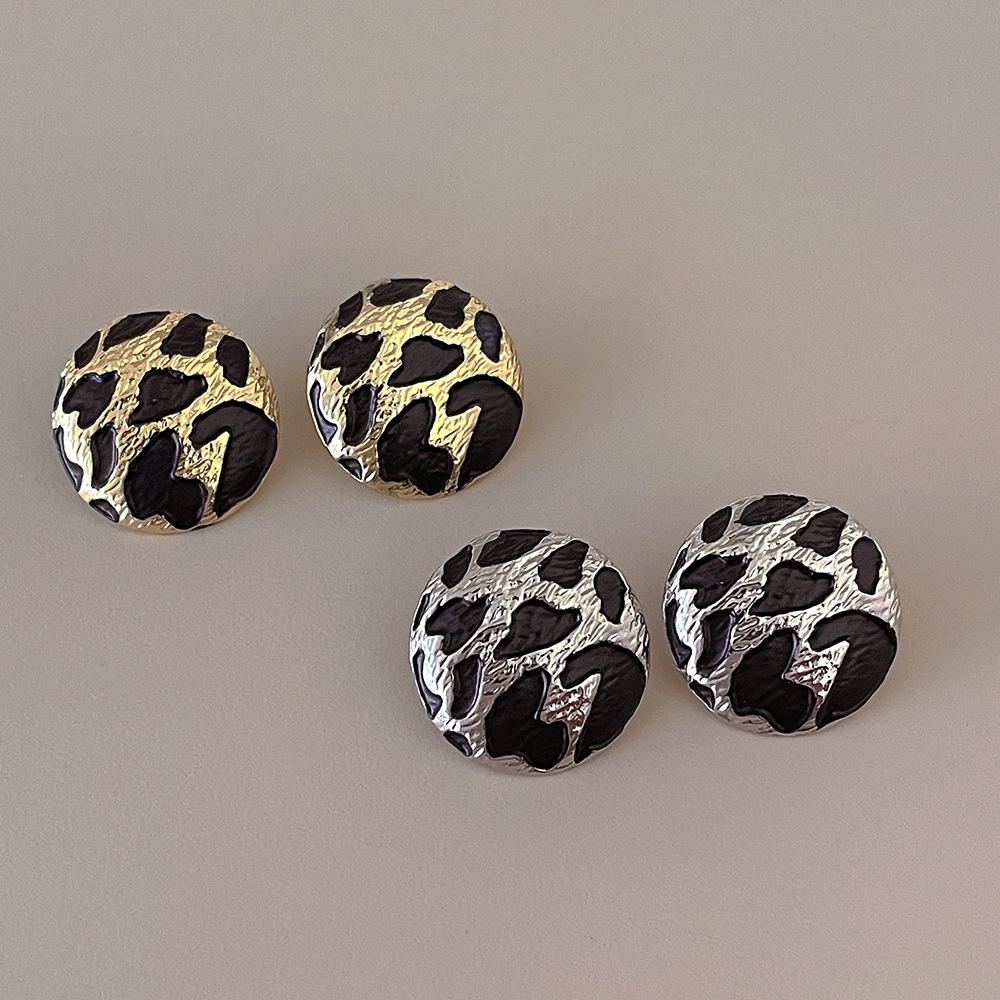 Korean-French Chic Leopard Print Round Earrings: Women's Fashion Studs with Unique Design and Simple Pattern.