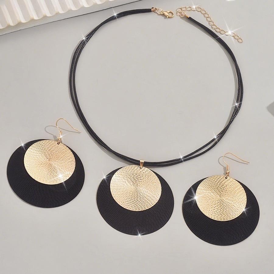 

Retro Disc Necklace Women S High Sense Light Luxury Fashion Pendant Neck Chain Valentine S Day Gift різнокольоровий