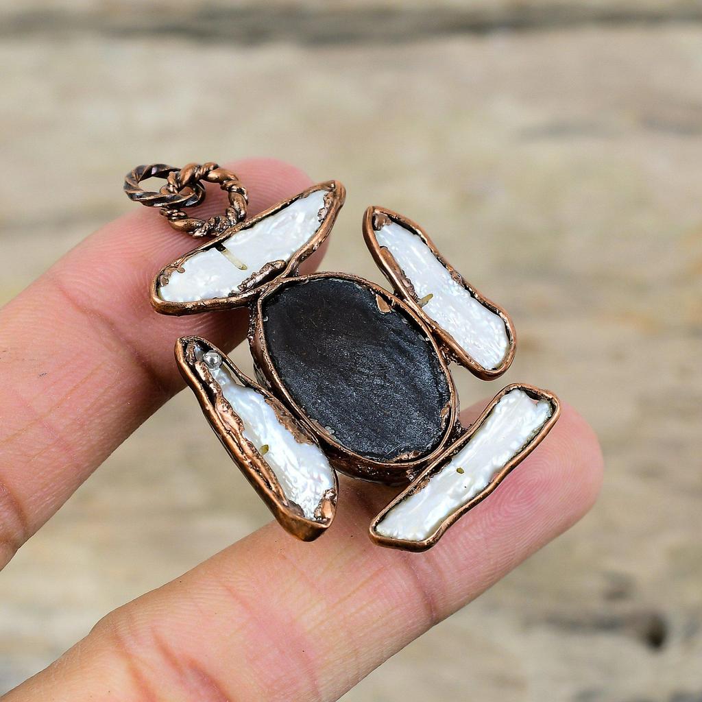 Pendentif Brut Tourmaline Noire Pendentif Cuivre Électroformé Bijoux en Pierres Précieuses Pendentif Perle Biwa Bijoux Électroformés Faits Main Cadeau de Mariage