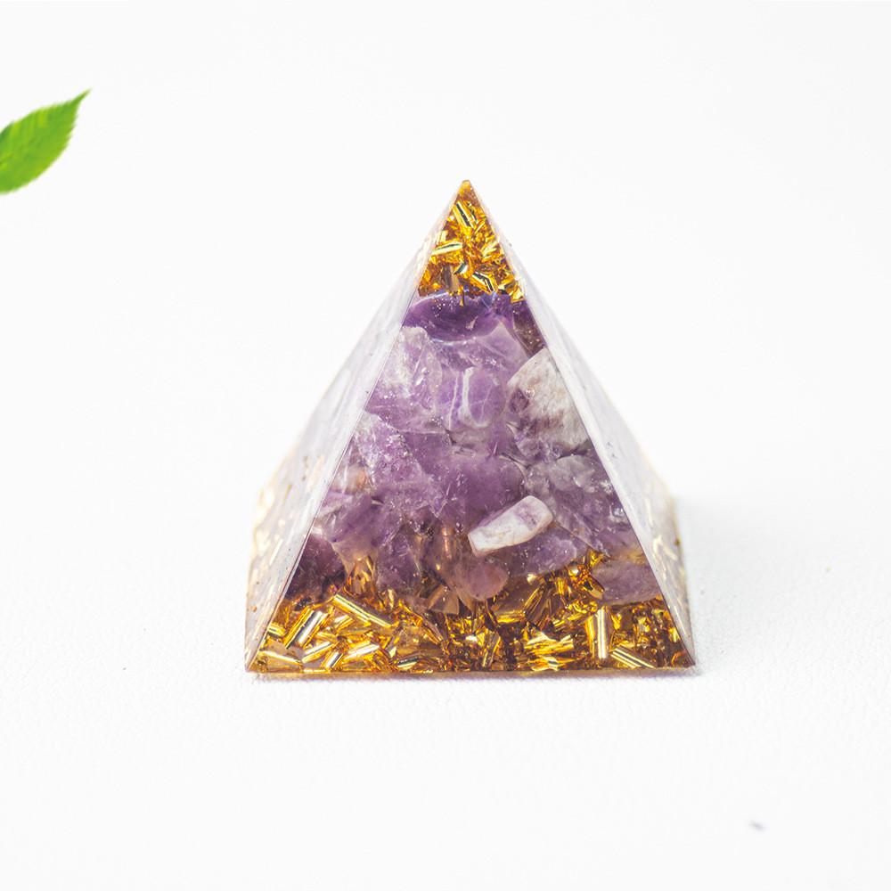 Figurka pyramidy z křišťálové pryskyřice s přírodními krystaly ve tvaru kapky vody pro darování a domácí dekoraci