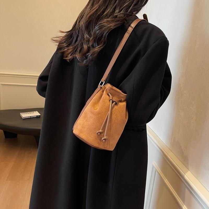 Retro casual bucket bag women's new autumn fashion simple shoulder bag niche design messenger bag