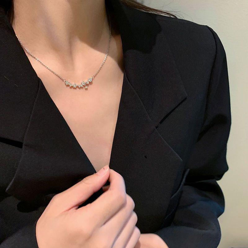 

Shiny Star Small Flower Necklace - Exquisite Light Luxury Clavicle Chain for Women