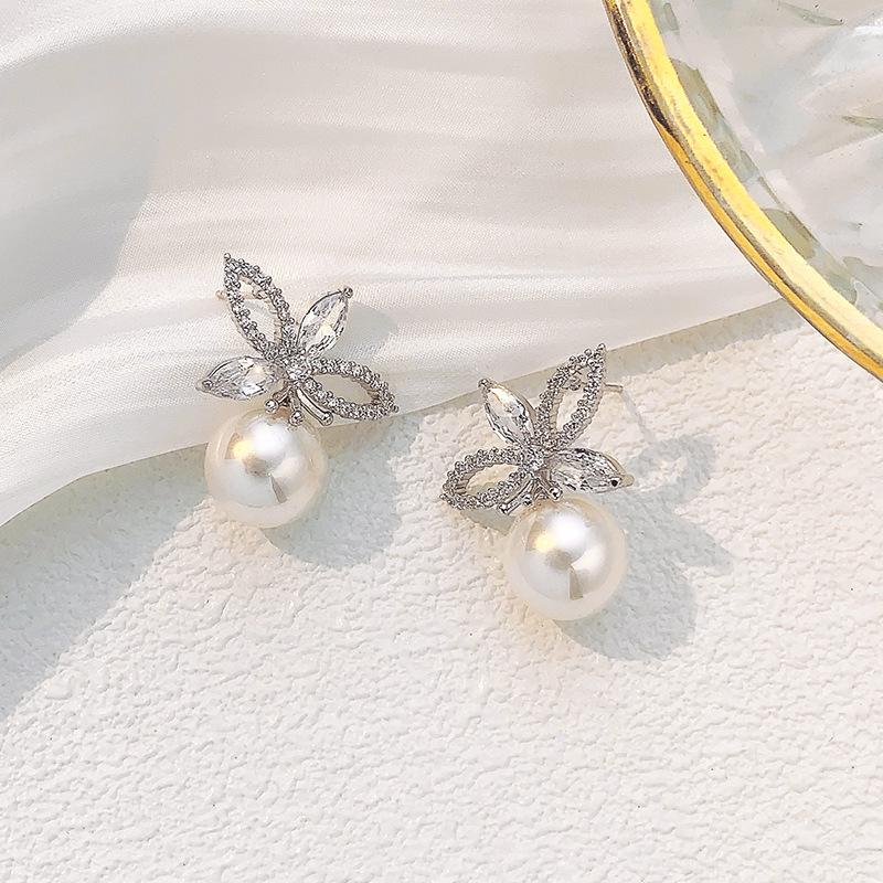 Elegant Zirconia French Flower Pearl Earrings for Women - Unique, High-End Studs with Gentle Niche Design серебряный