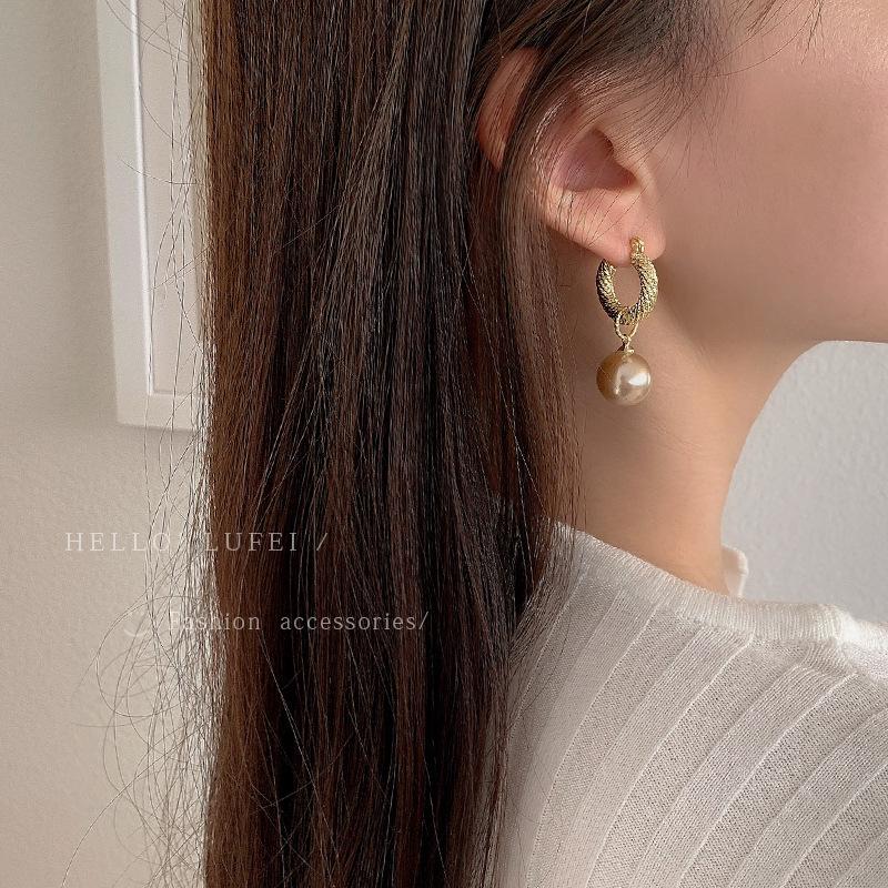 Boucles d'oreilles tendance haut de gamme en argent, cristal et perle 2023: Déclaration Exquise, Luxe Léger pour Femmes