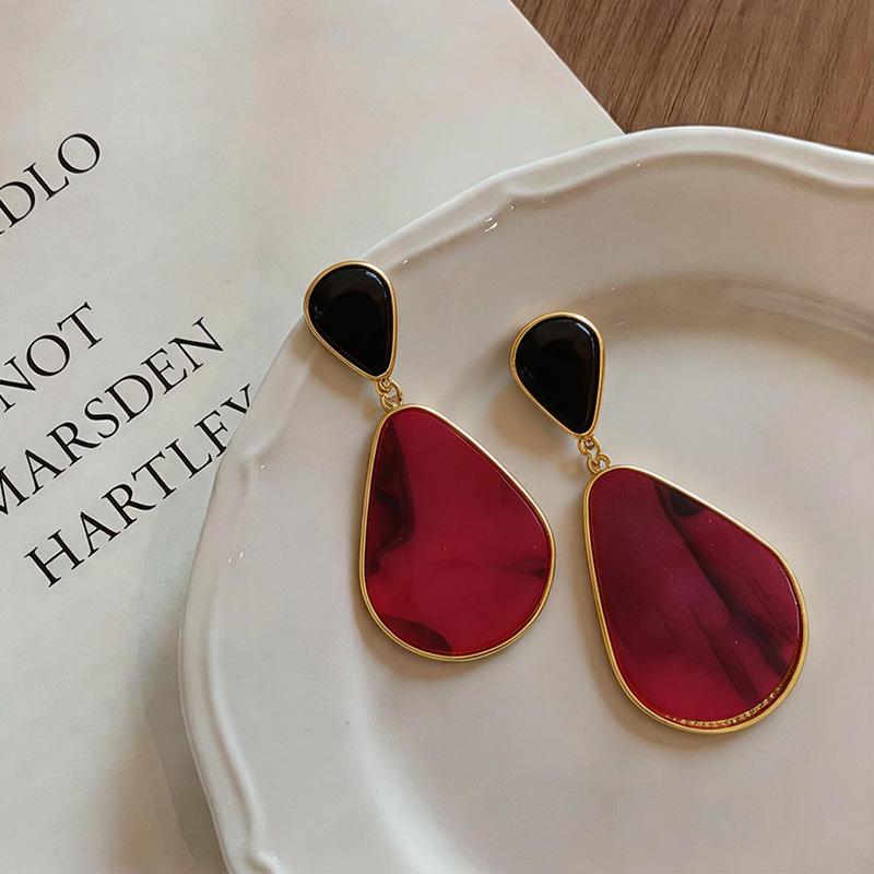 Elegant Silver Needle Vintage Resin Teardrop Stud Earrings – Chic Retro Light Luxury Accessories for Women