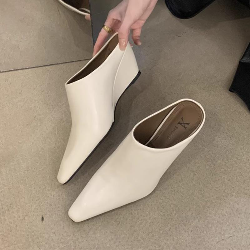 Evropský a americký styl klínový podpatek taška hlava poloviční pantofle dámské venkovní nošení 2025 jaro a léto měkká kůže malá čtvercová hlava ležérní vysoký he