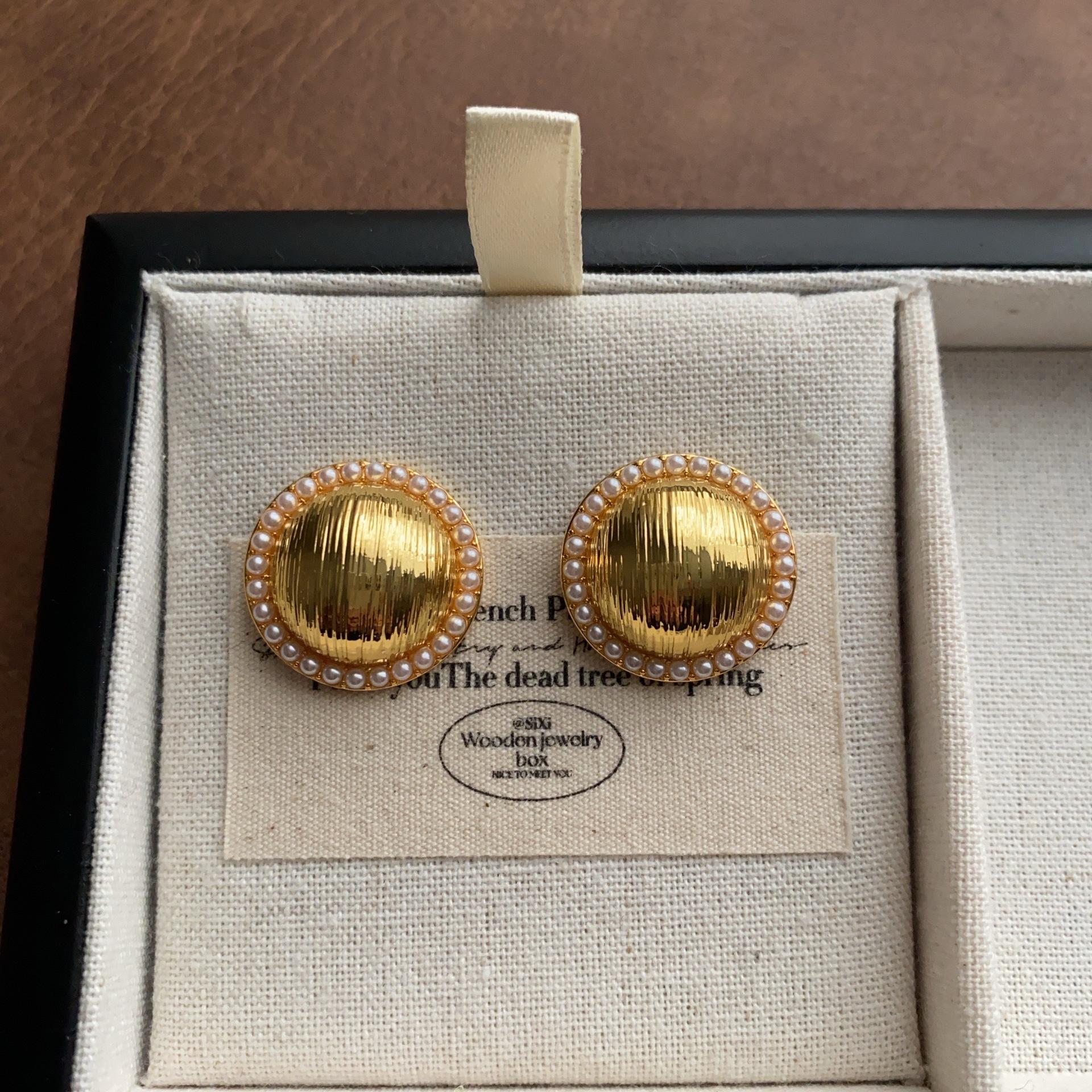 

Light Luxury Minimalist Round Button Stud Earrings Pearl Retro Brushed Art Earrings Premium Sense Daily Versatile Earrings Women