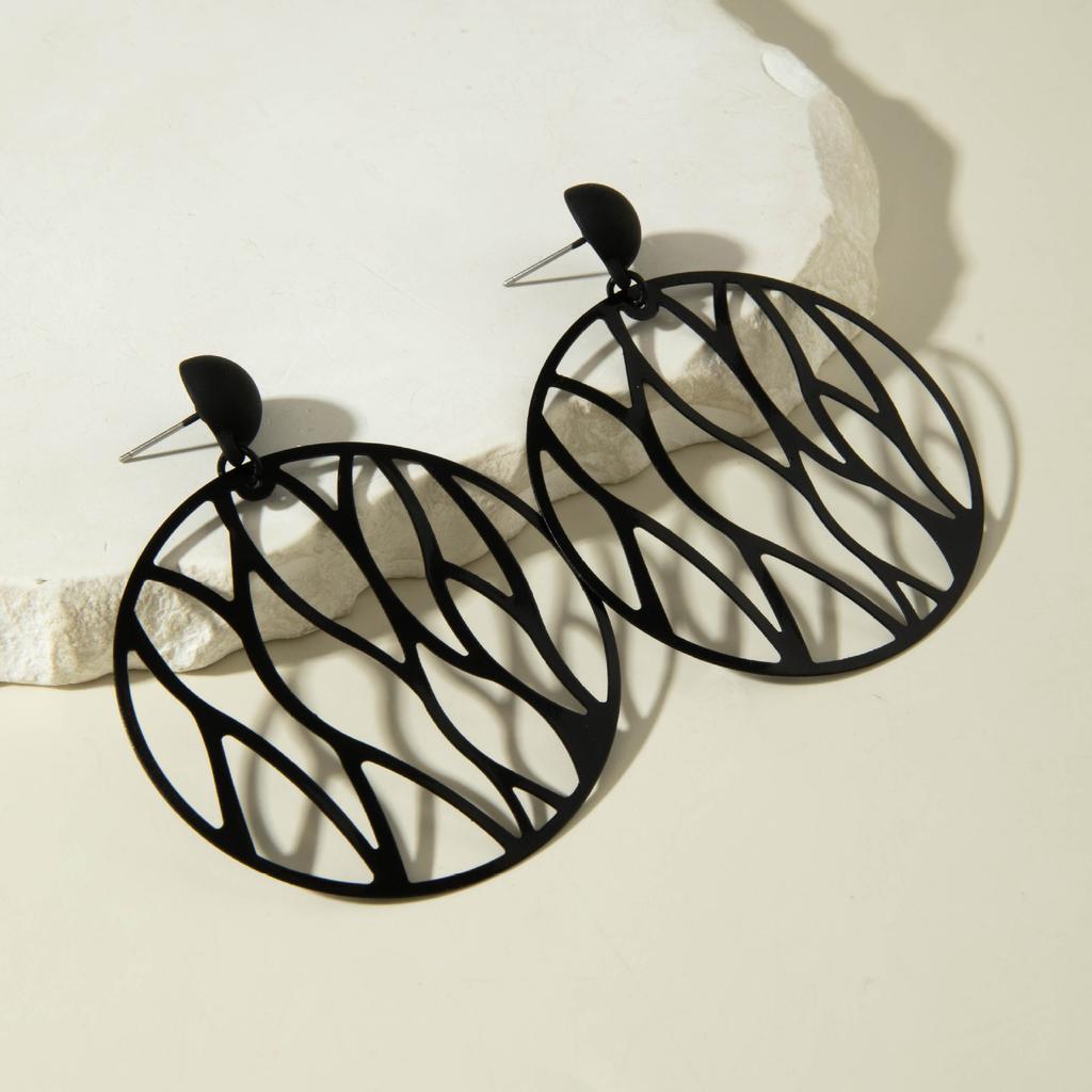 Personalized and creative three-dimensional dark butterfly stud earrings, sweet and cool hollow niche earrings jewelry