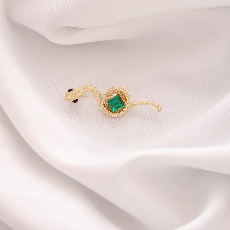 Broche Elegante de Pérola Dourada e Espiga de Trigo: Acessório Versátil e de Alta Qualidade para Mulheres