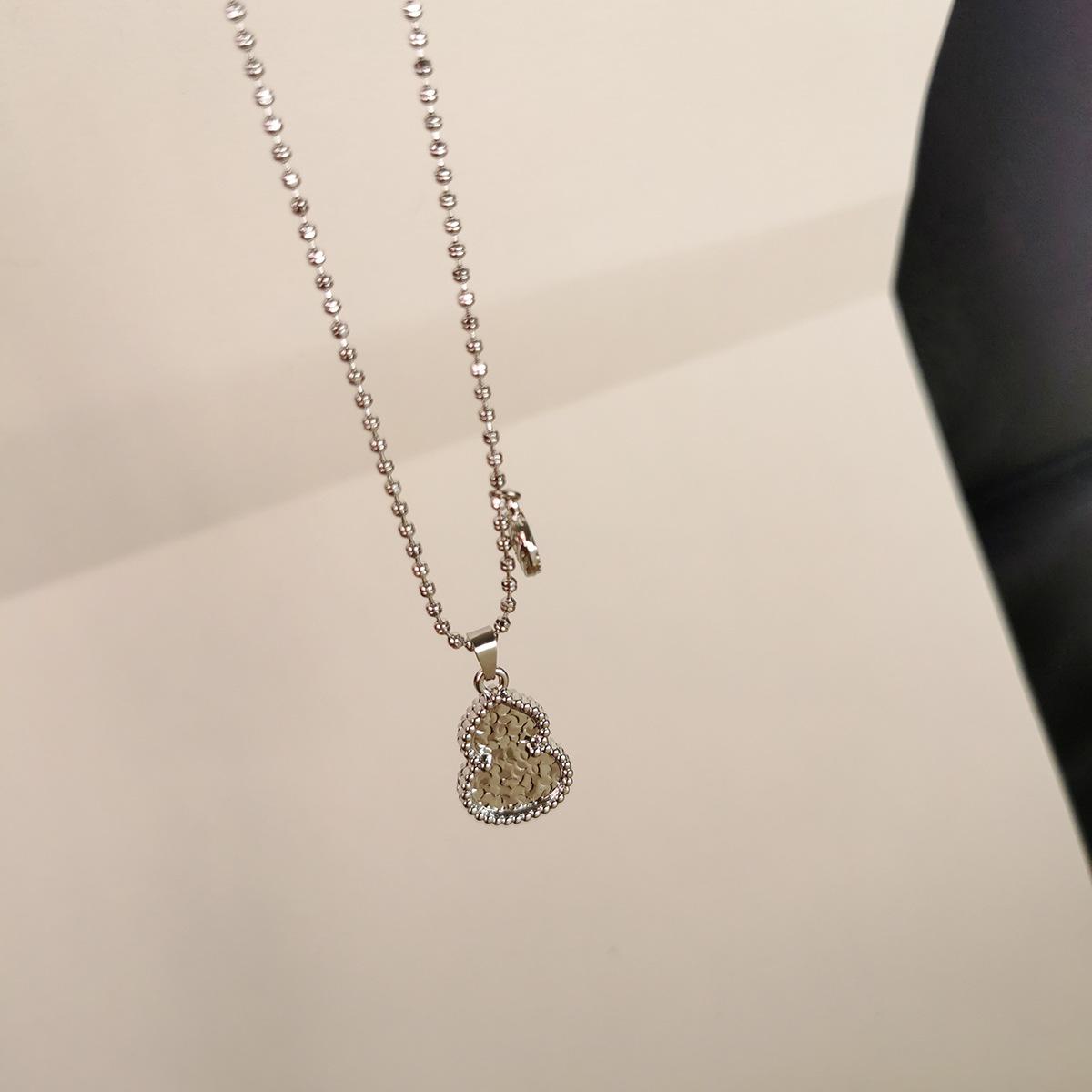 

Golden Xiaohongshu Crushed Ice Hulu Necklace for Women: Ancient Style, Super Sparkly, Double Fortune & Prosperity Collarbone Chain.