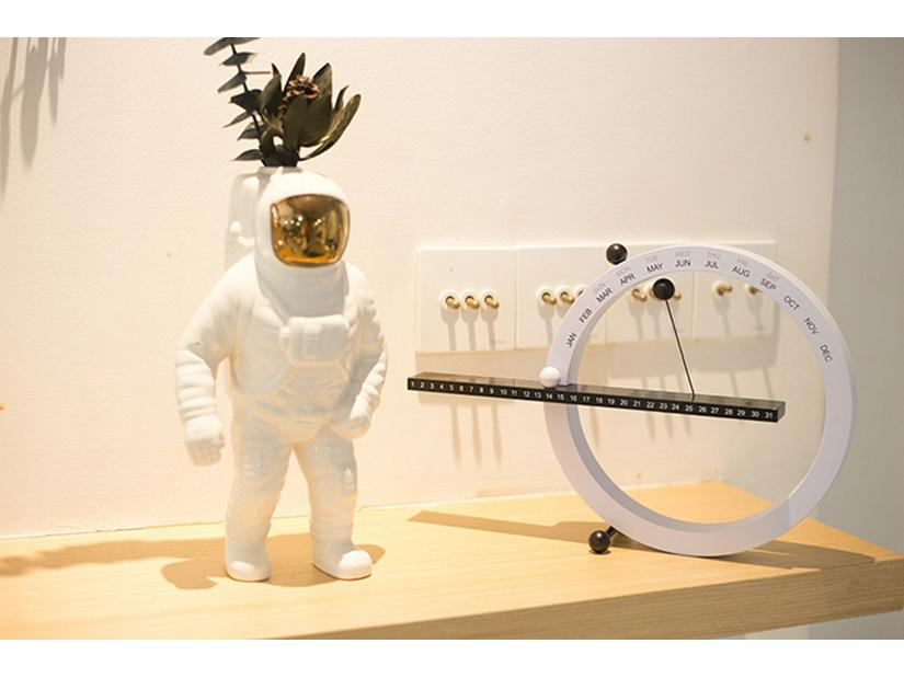 Second-Gen Magnetic Perpetual Calendar & Clock Decor for Desktop