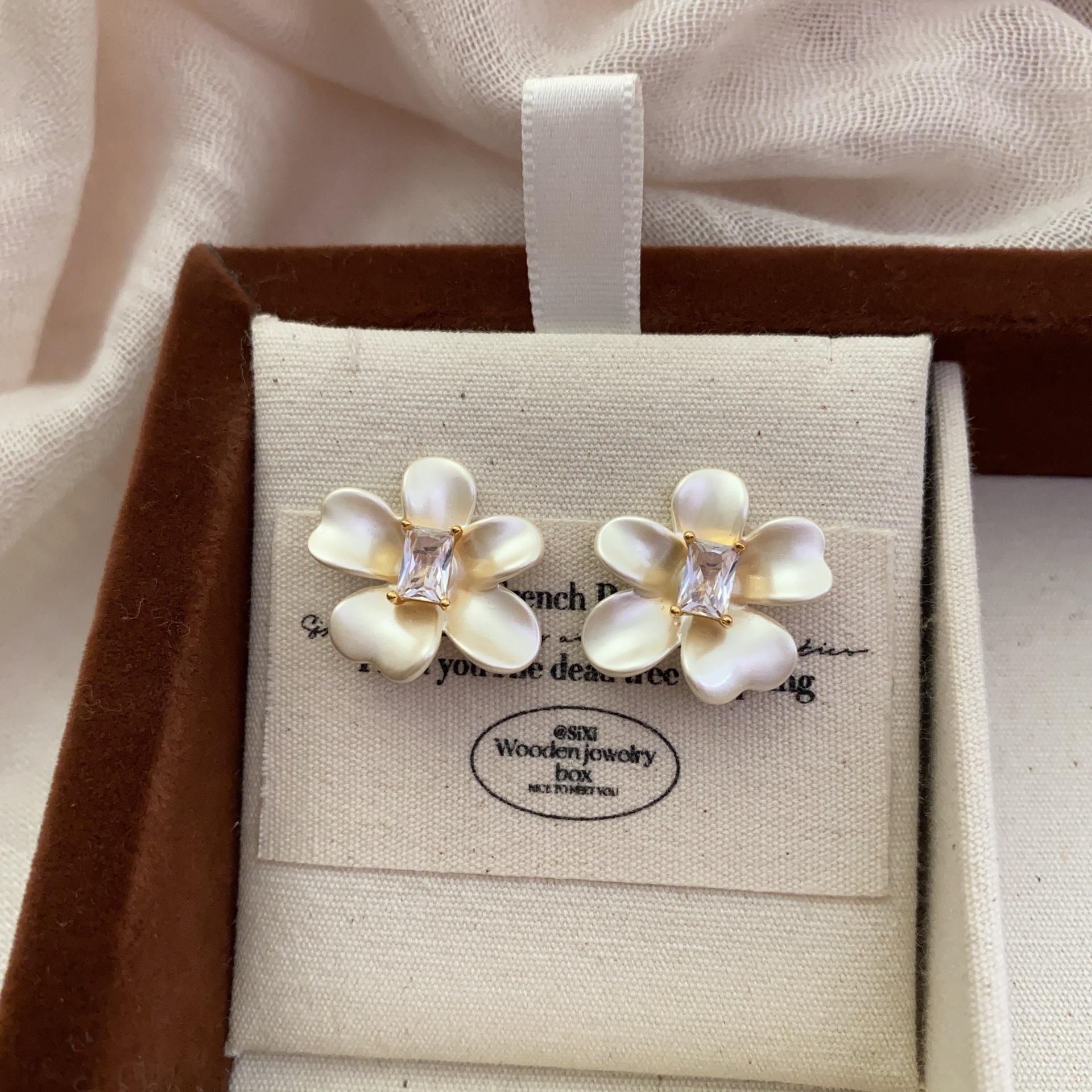 

Extravagant fashionable temperament beige flower stud earrings high-end earrings niche exquisite elegant earrings fashion earrings