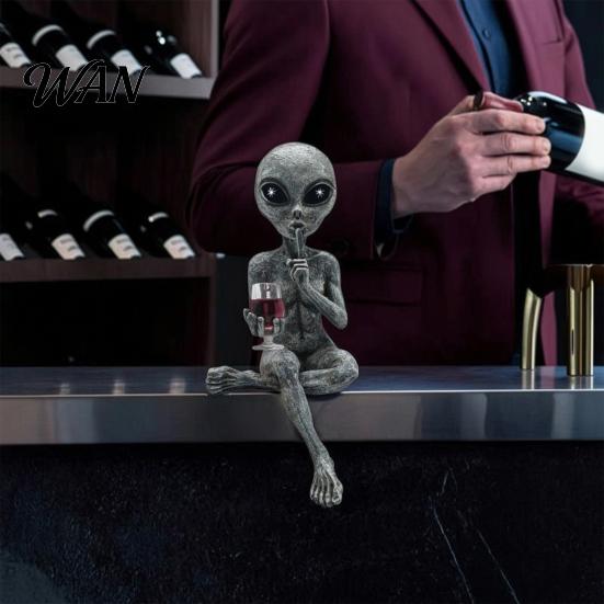Patio Landscape Decoration Resin Alien with Beer Glass Figurine, Decorative Desktop Ornament, Creative Table Exquisite Hand Carved Statue for