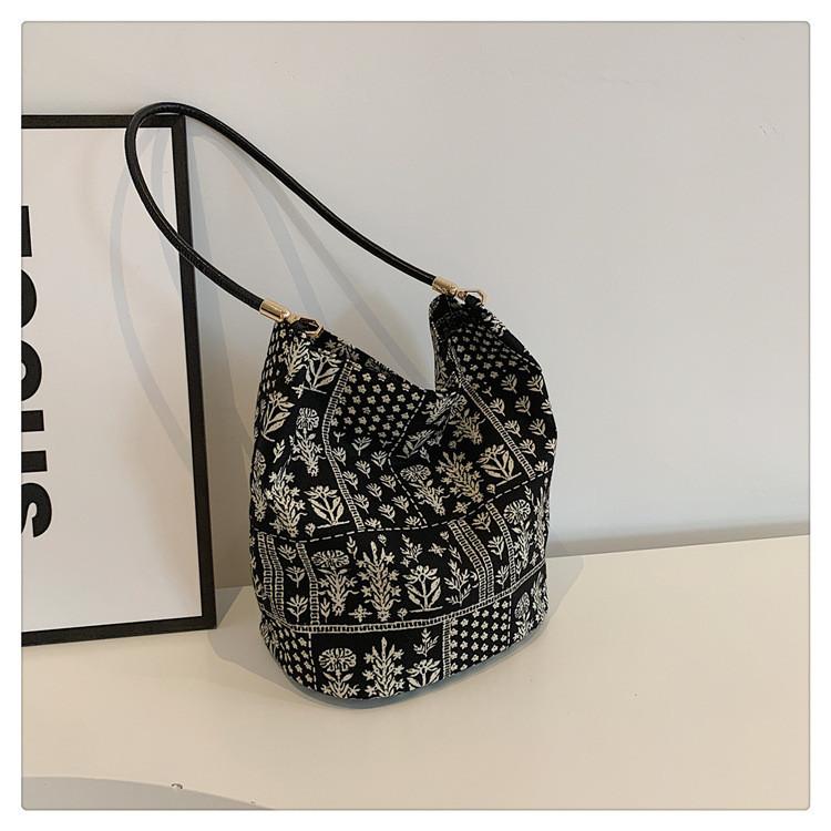 

Stylish And Spacious Black And Cream Bucket Handbag For Women Comfortable And Casual For Daily Wear чёрный