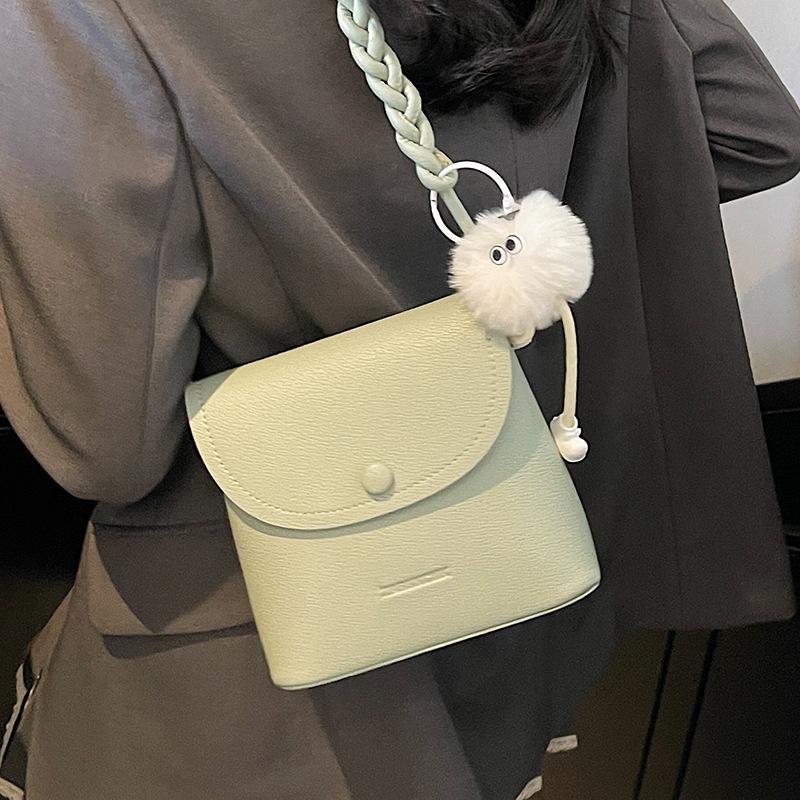 Popular wholesale fashion niche simple style exquisite portable bucket bag casual versatile women commuter messenger bag