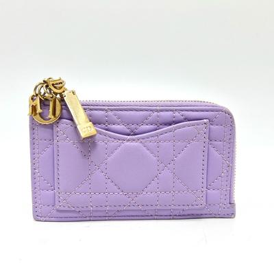 Kufry a tašky – Značkové kabelky a peněženky second hand