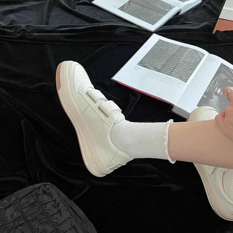 

Женские спортивные и повседневные кожаные кеды на толстой подошве с липучками и смайликом, увеличивающие рост, 2025 40 белый