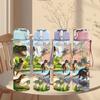 1 Stück Dschungel Wild Dinosaurier Fluss Landschaftliches Layout 750ml Farbe Kunststoff Wasserflasche Auslaufsicher Klappdeckel mit Strohhalm Für Sport Büro Heimgebrauch