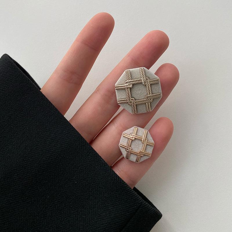 

Yisen ESSTUDIO Xiaoxiang Velvet Velvet Твидовые пуговицы в античном стиле для женского шерстяного твидового пиджака