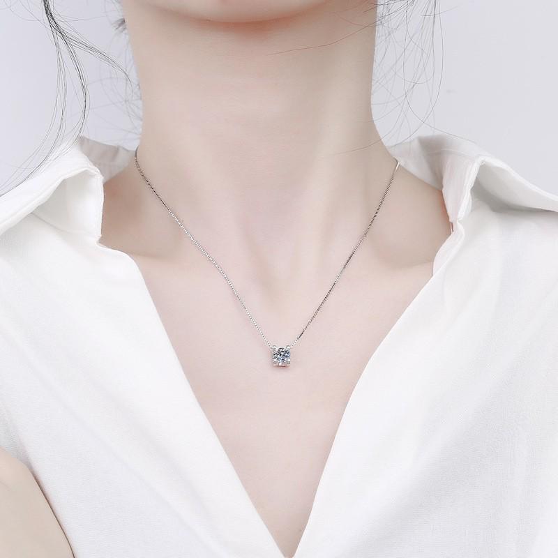 Collier Tête de Taureau Simple Luxueux avec Pendentif Moissanite d'Imitation - Bijou Classique Polyvalent pour Femmes