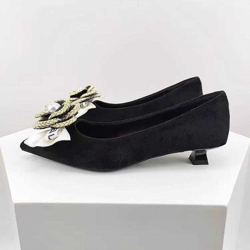 Fashion Big Size 35-42 New Popular Woman Pumps Med Heel Square Toe Point Toe Camellia Flower Pumps Office Lady Leahter Shoes Soft Soles