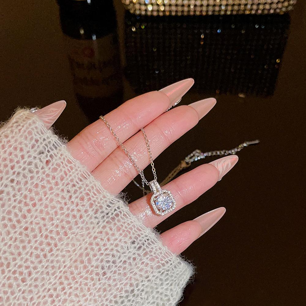Fashion Light Luxury Titanium Steel Necklace Women'S High-End Pendant Sweet Temperament Collarbone Chain Does Not Fade Accessories