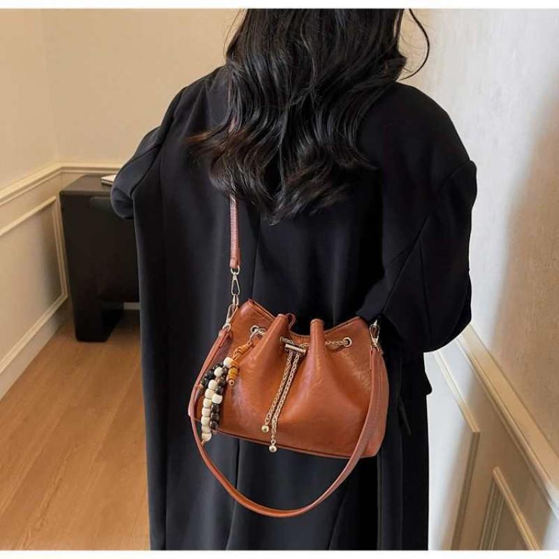

Niche Design Bag Women s Retro Chain Drawstring Single-shoulder Crossbody Pleated Bucket 24x11x17 single package темно-коричневого
