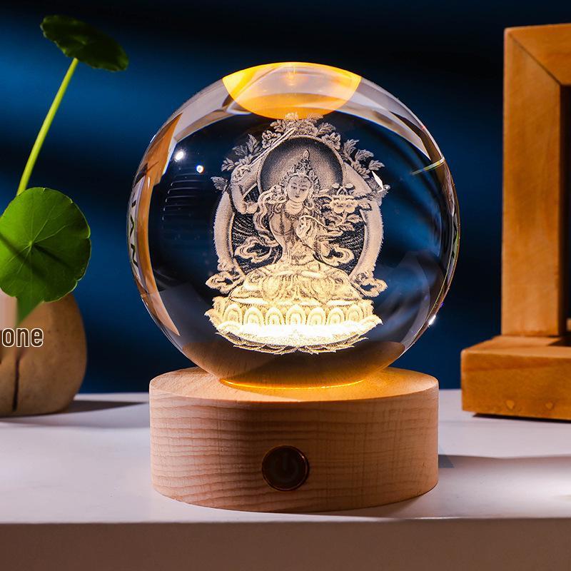 Leuchtende 3D-gravierte Kristallkugel mit Massivholzsockel für die Heimdekoration