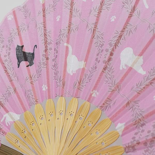 by Shojuan Cat-shaped clam-shaped fan, cloth-covered, 21cm, (pink)