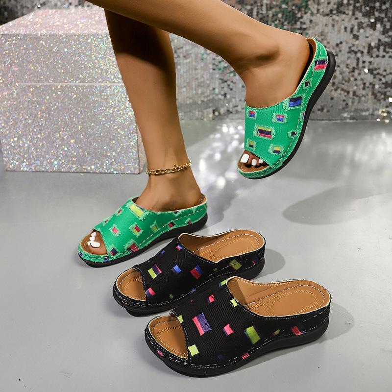 Damskie kapcie z wszechstronnymi wzorami, grubą podeszwą i skośnym obcasem na swobodne wakacje na plaży, fajne kapcie dla kobiet