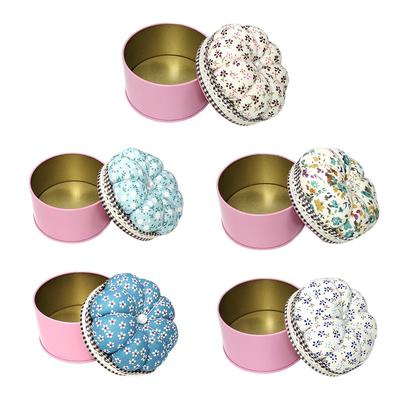 Puntaspilli in stoffa con motivo floreale, cuscino stile artigianale fai da te 1