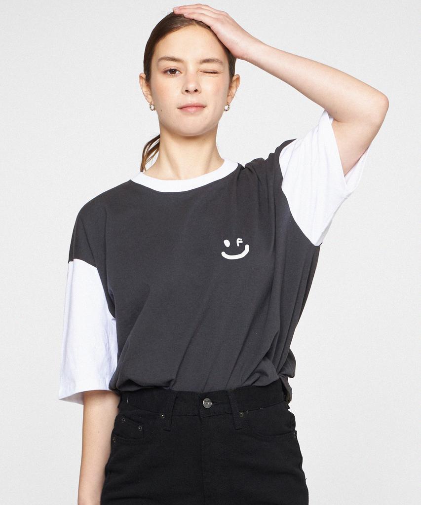 GRAVER [Unisex] Small Drawing Smile Color Block Short Sleeve T-Shirt_Charcoal
