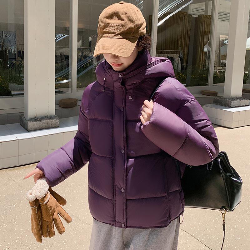 Dámská krátká větruodolná zateplená zimní bunda s kapucí a raglánovými rukávy